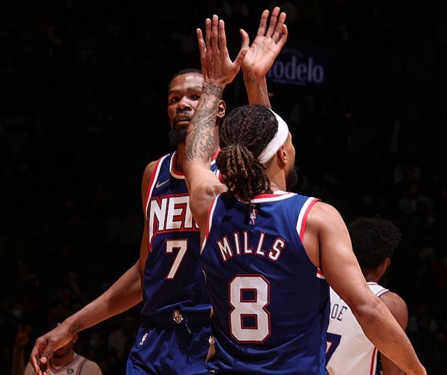 西甲：巴萨客场3-1战胜赫罗纳（西甲客场告捷：巴萨3-1力克赫罗纳）