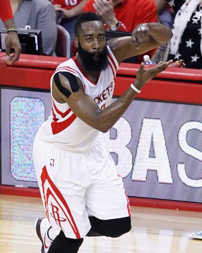 欧冠赛场精彩瞬间：皇马主场2-0取胜,（欧冠之夜高光时刻：皇马主场2比0告捷）