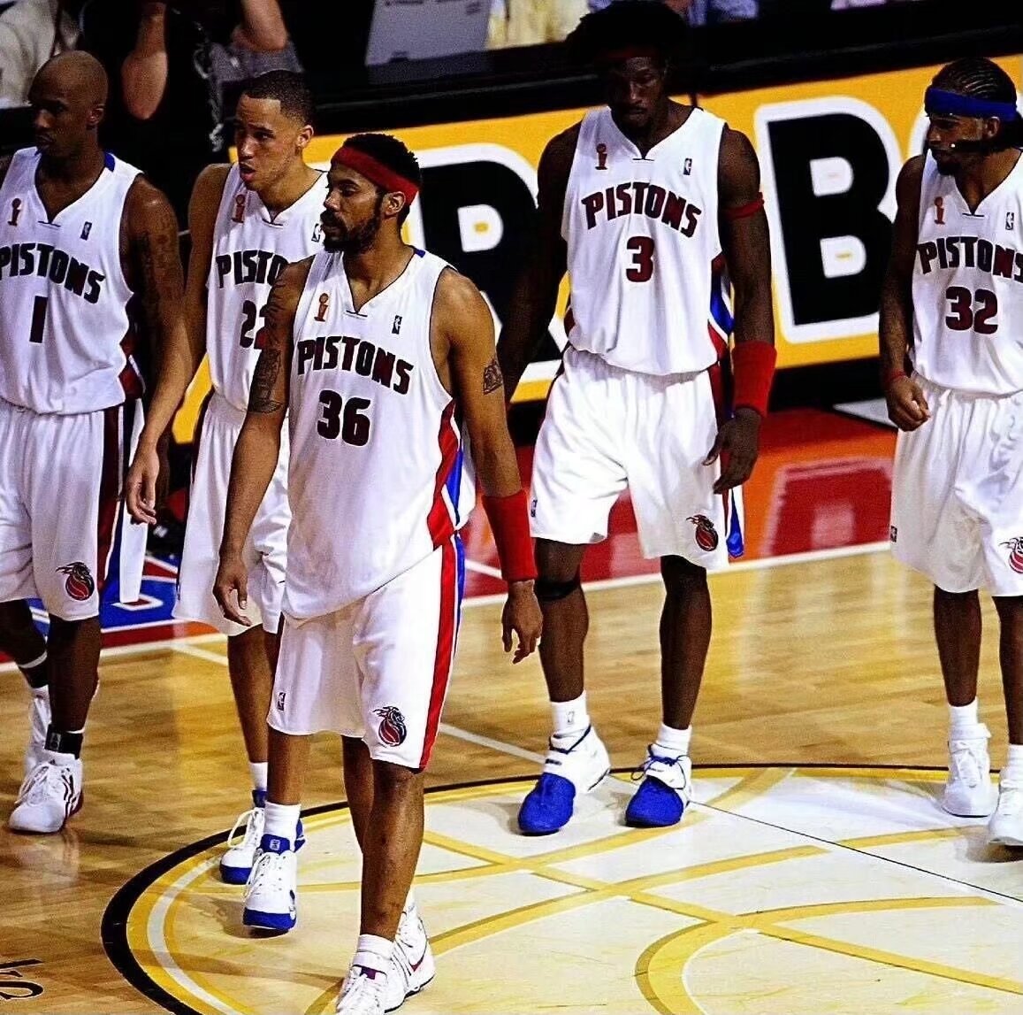 3-0！14亿豪门终结3连平紧追领头羊 神锋两记世界波15轮狂轰16球（3-0！总身价14亿豪门止住三连平逼近榜首，神锋两脚世界波15轮已轰16球）