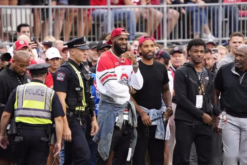 亨利：皇马应该相信阿隆索，上任半年就下课那太荒谬了（亨利：皇马应信任阿隆索，执教半年就解雇太荒唐）